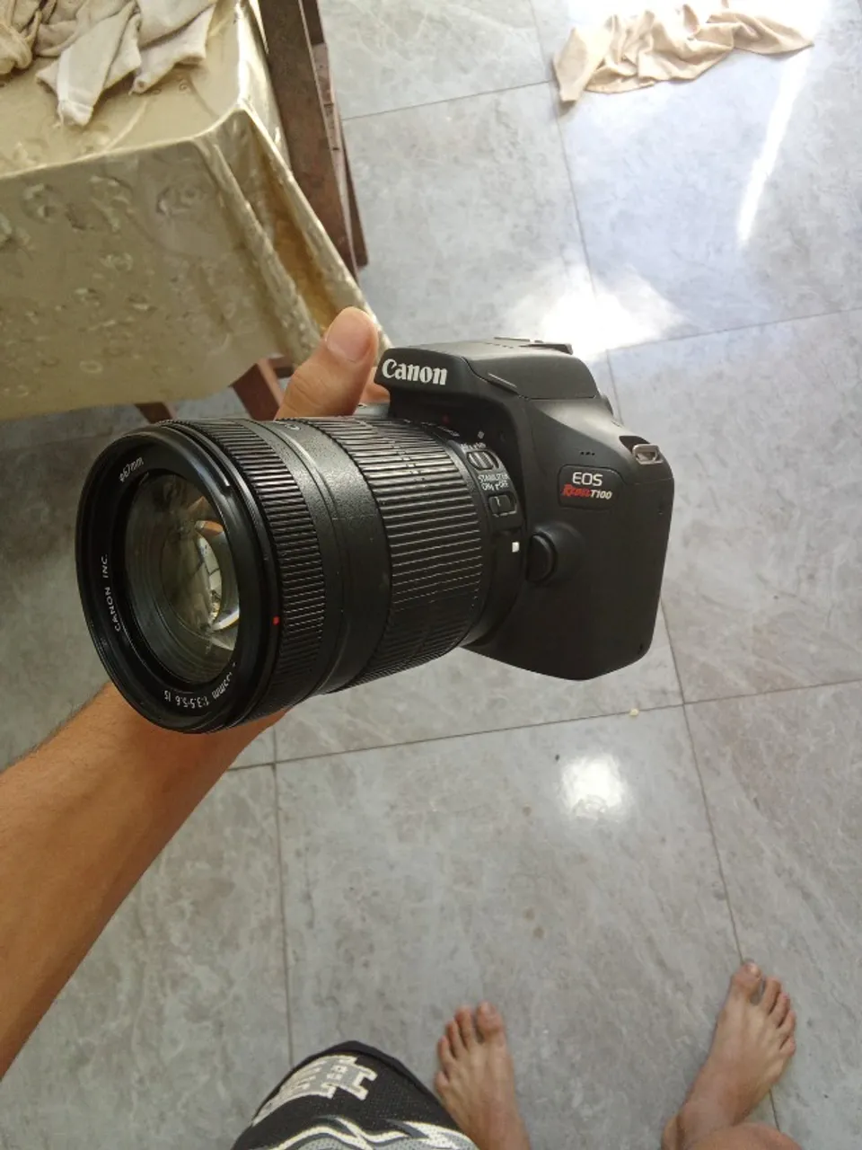 Vende-se câmera de tirar fotos e fazer vídeos profissional. Modelo * EOS REBEL T100 *