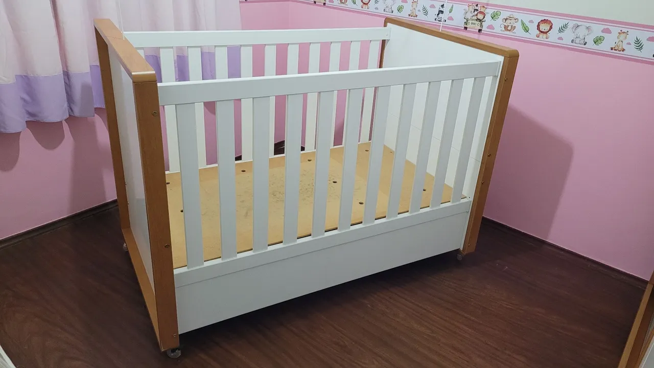 Berço Infantil com Grade em Madeira