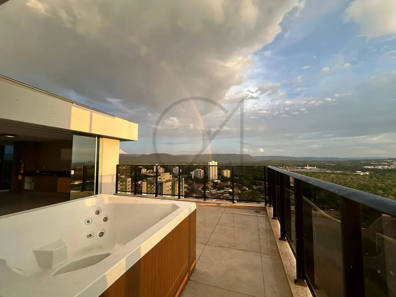 VENDE-SE COBERTURA DUPLEX COM QUATRO SUÍTE