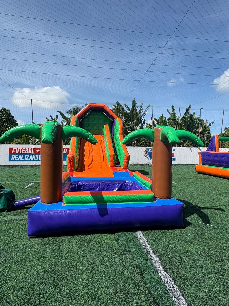 Alugo tobogã com piscina 