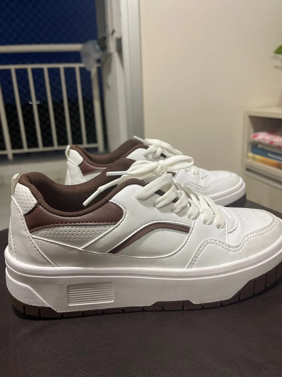 Tênis Casual Branco com Detalhes Marrom