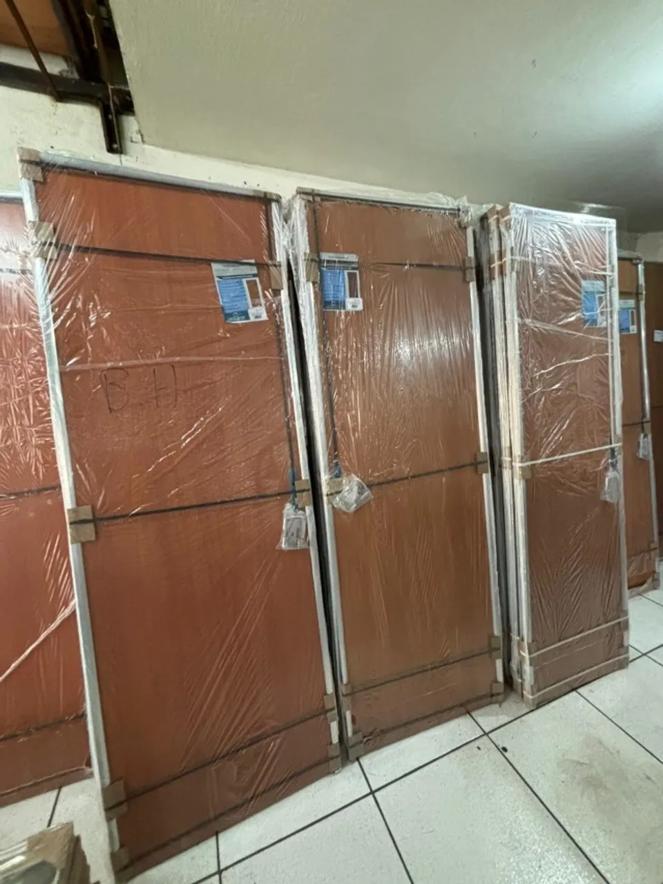 Porta de Madeira c/ Marco de Aluminio Completa