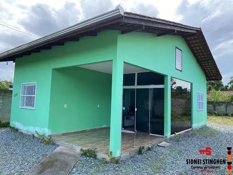 Casa 02 dormitórios, possui laje e amplo quintal