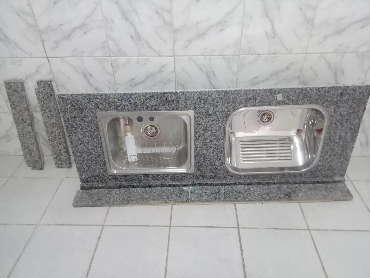Bancada de mármore com 1 pia inox e 1 lavanderia inox embutidas