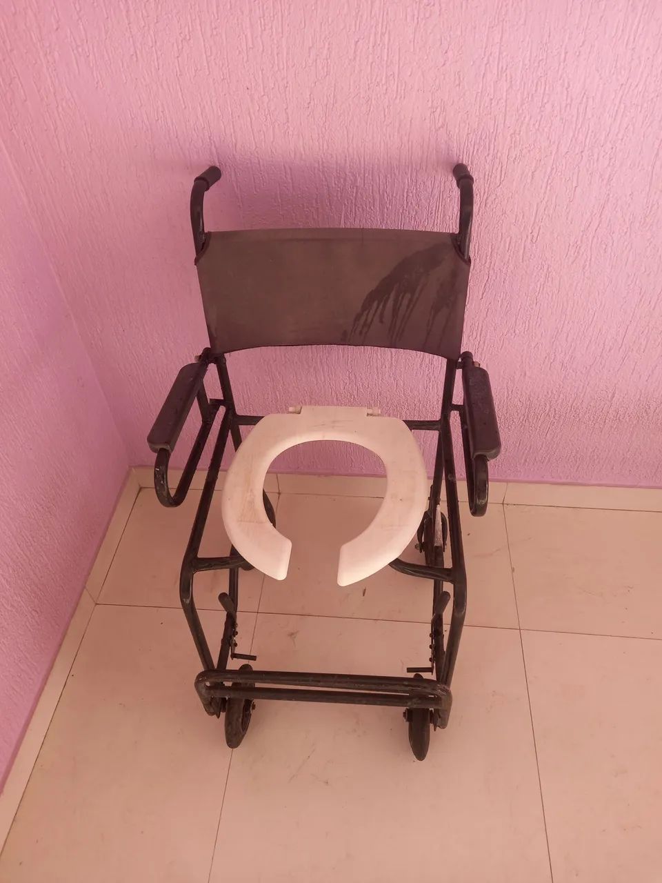 Cadeira de rodas com assento sanitário