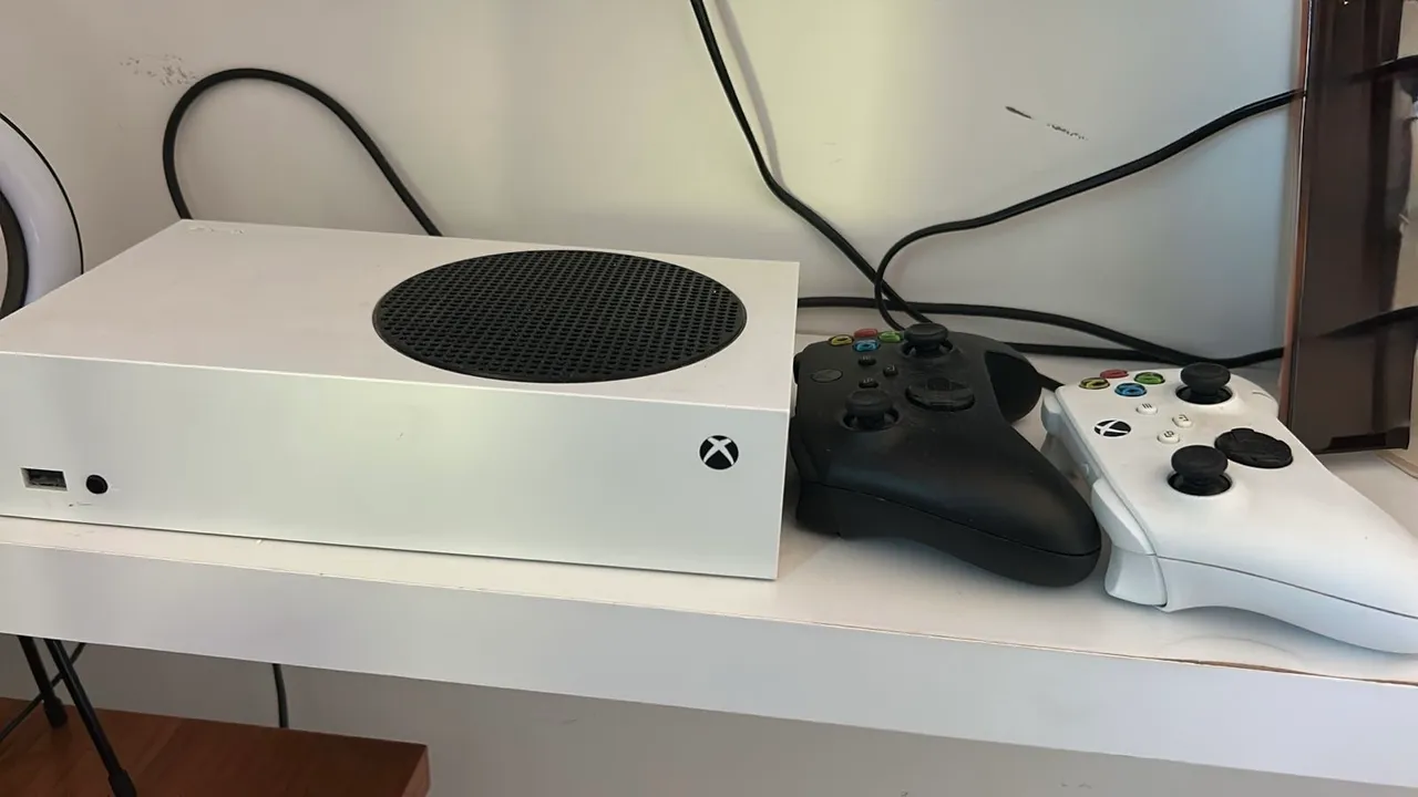 Xbox Series S - Console com 2 Controles
