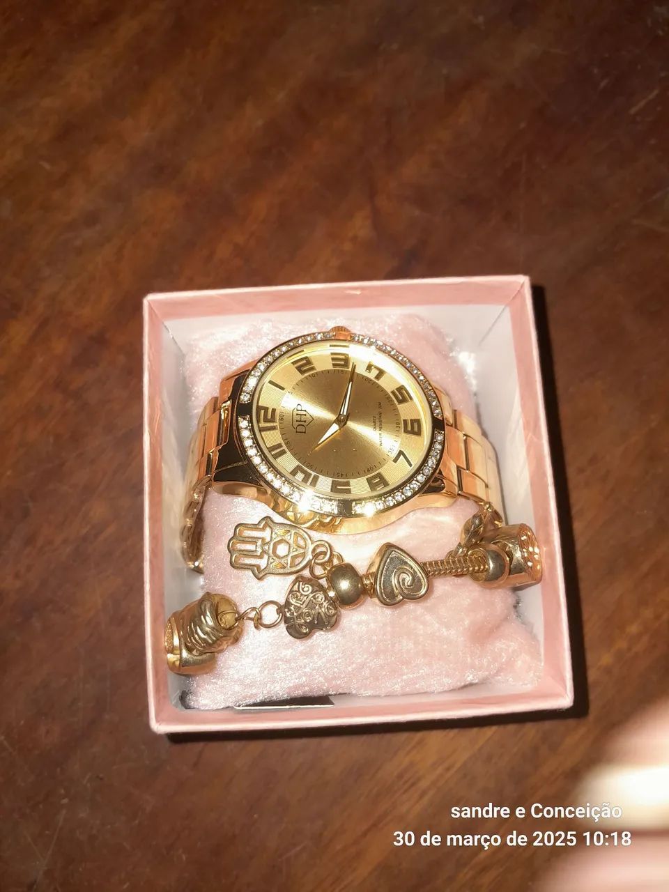 Relógio de pulso feminino dourado com pulseira de coração - Foto 2
