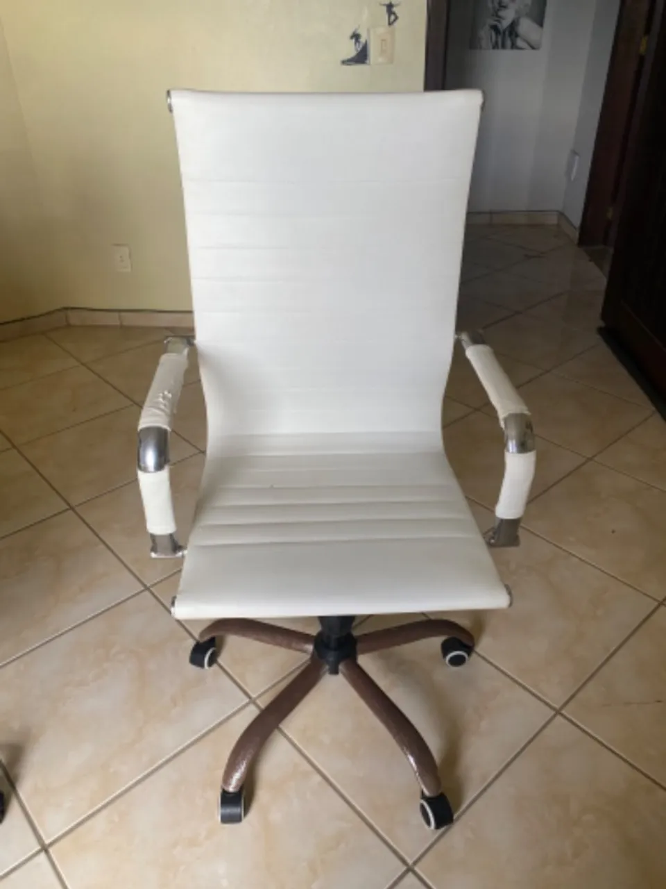 Cadeira escritório branca em courino com design ergométrico!