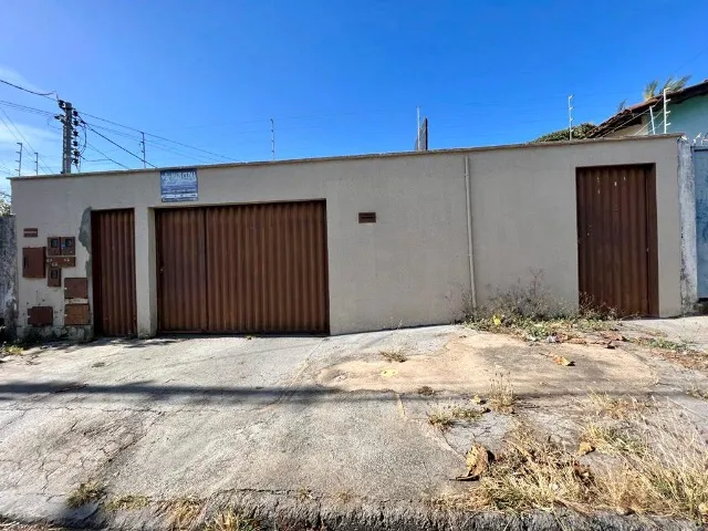 Casa com 2 kitnets no fundo 100% individualizadas no Setor Garavelo