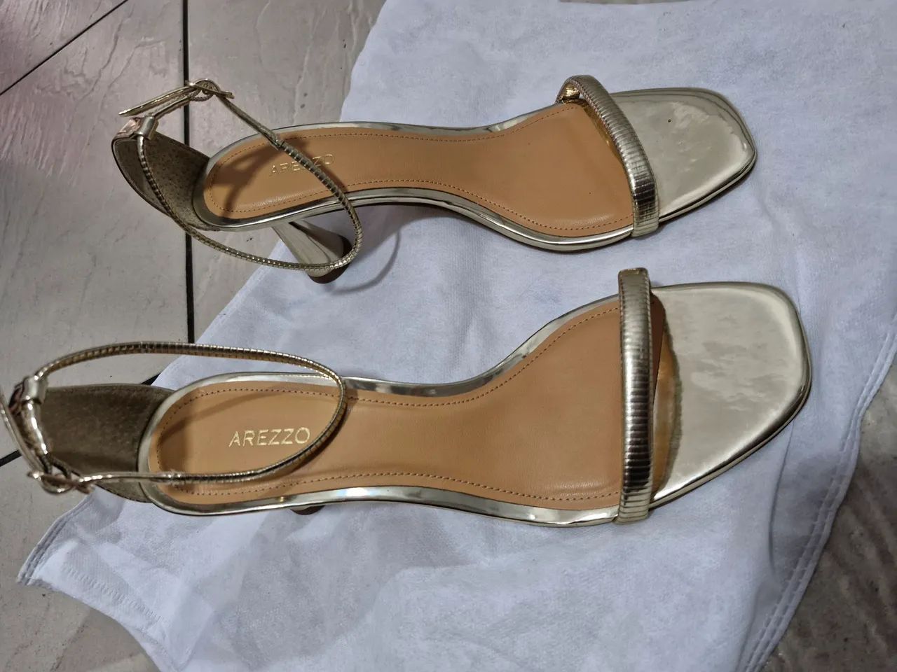 Sandália Salto Baixo Dourado AREZZO - Foto 3