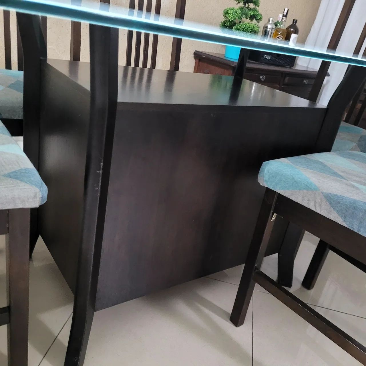 Mesa retangular com tampo de vidro e base de madeira para 06 lugares. - Foto 3