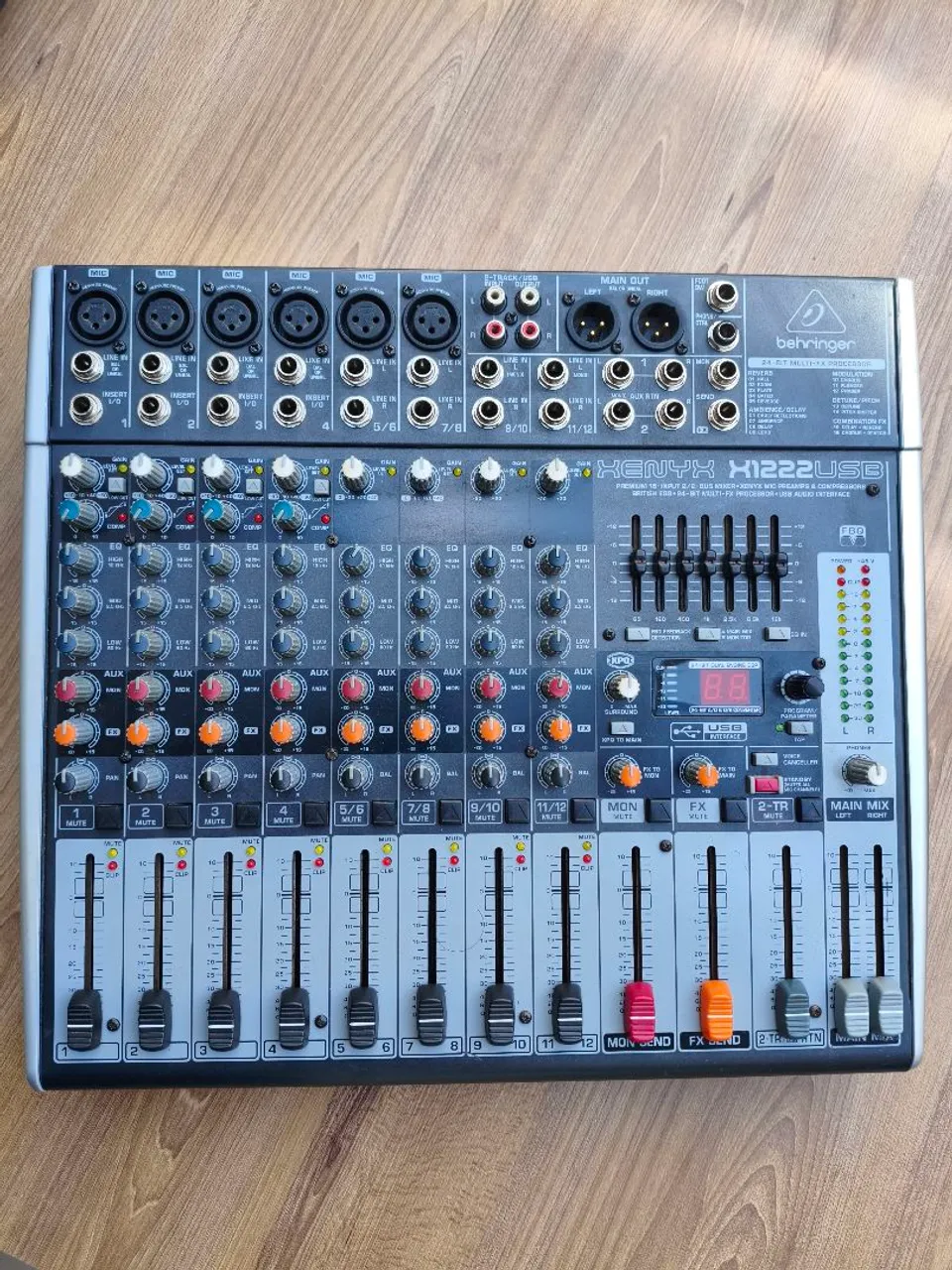 Mesa de Som Behringer Eurodesk SX3242FX - 32 Canais - Instrumentos