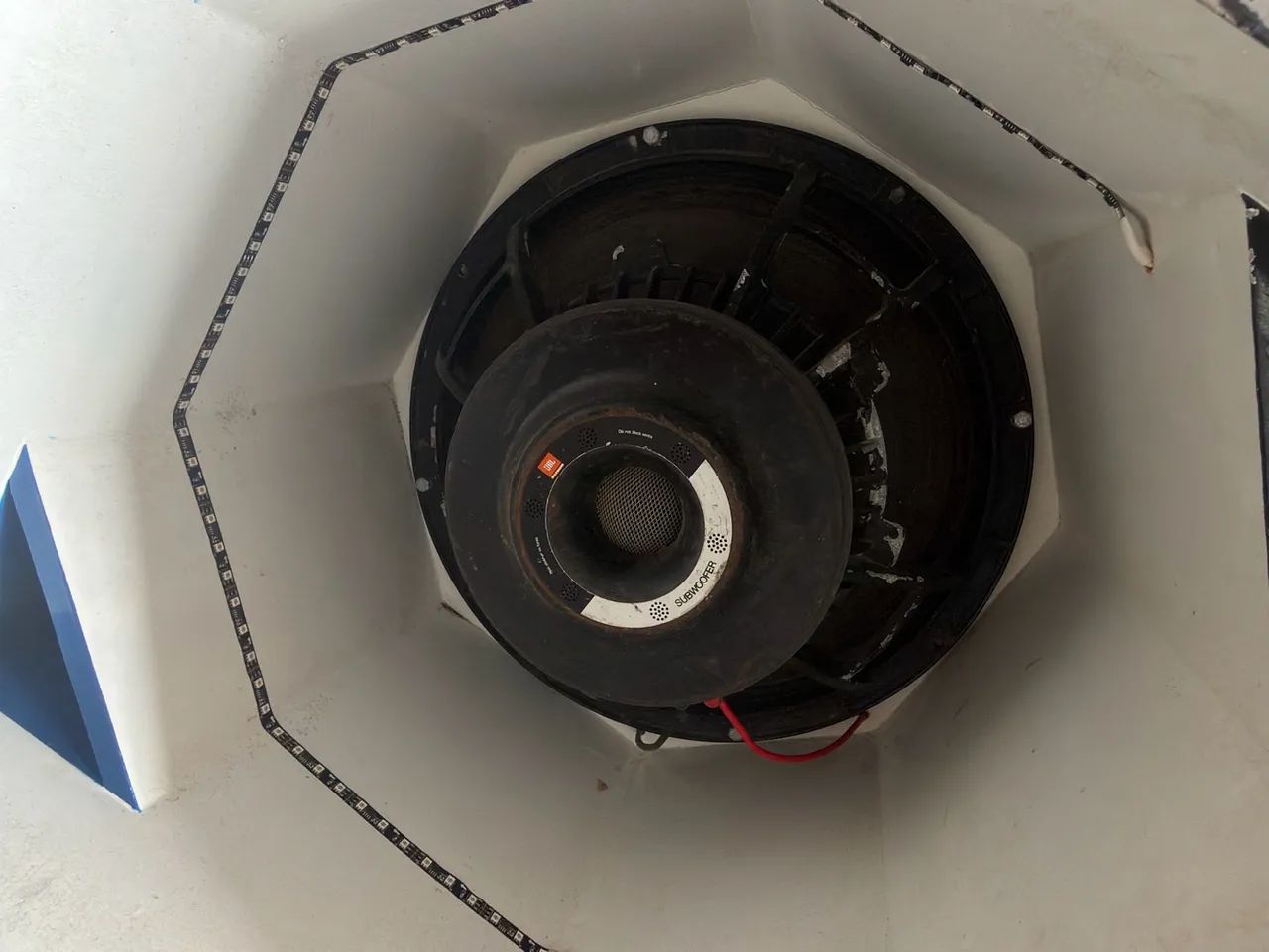 Som grave de 18 polegadas 3400 tornado 