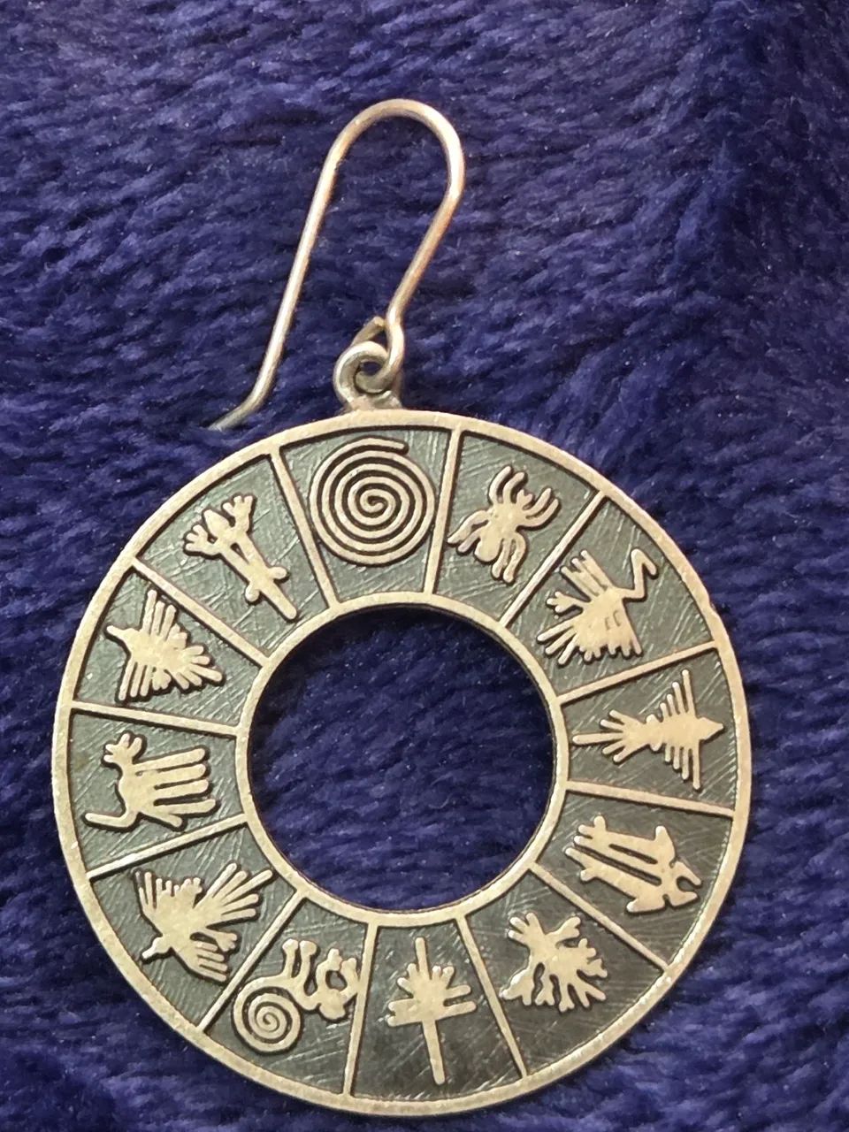 Brinco circular das Linhas de Nazca em prata peruana 
