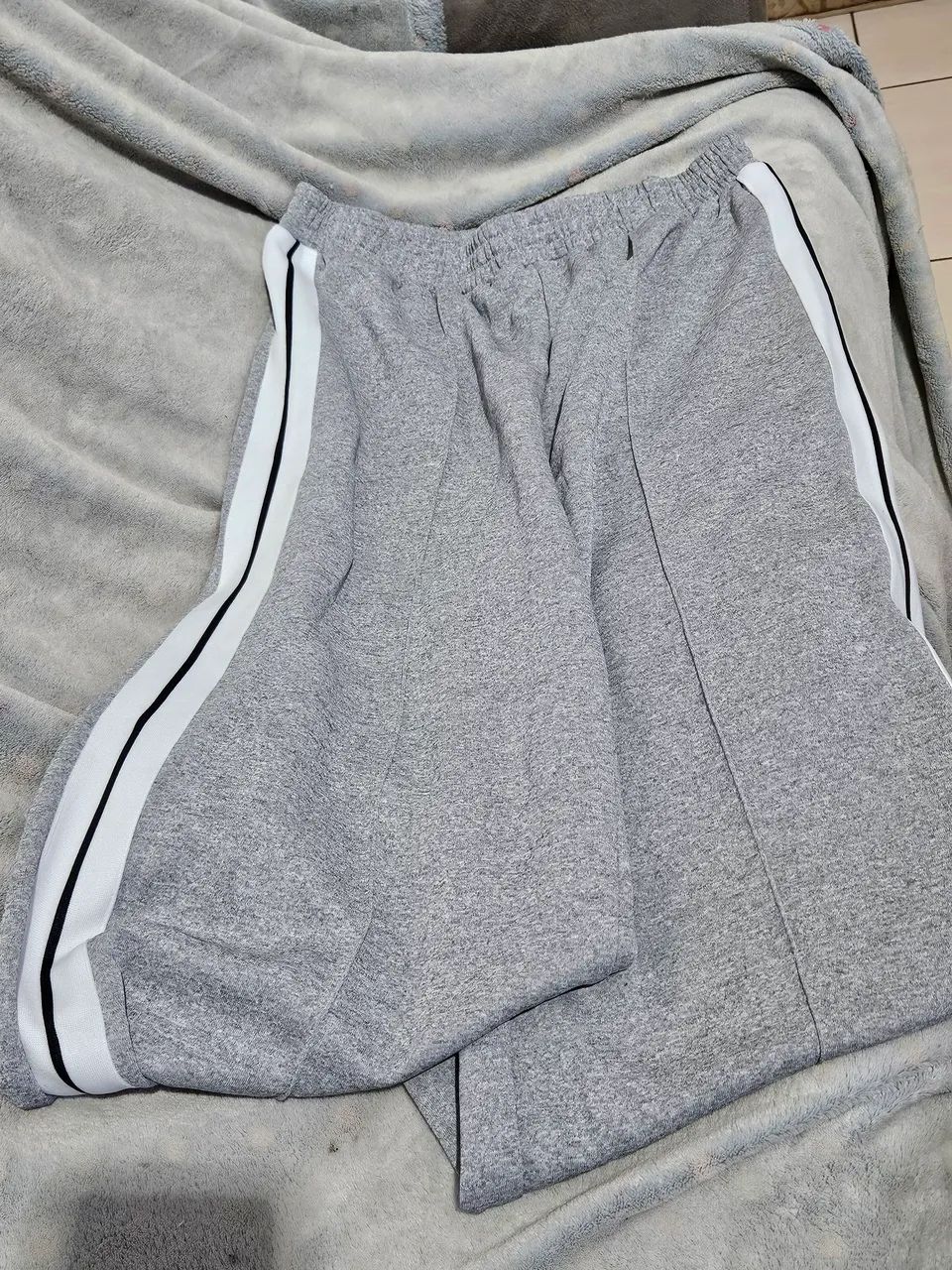 Calça De Moletom Reta Com Listras Laterais De Contraste