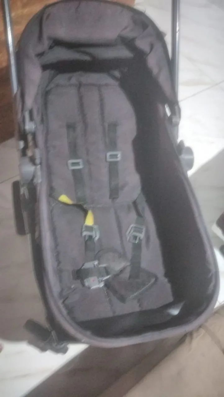 Carrinho de bebê preto. - Foto 3