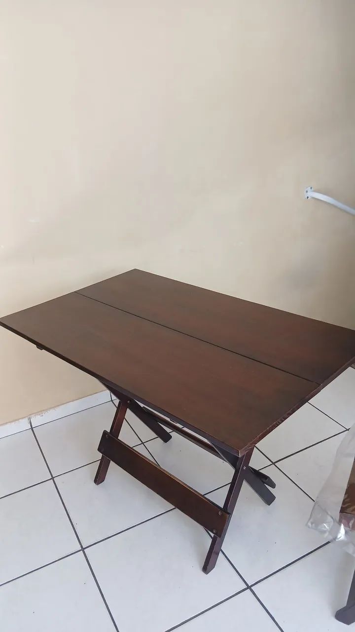 Mesa e 4 cadeiras de madeira dobravels