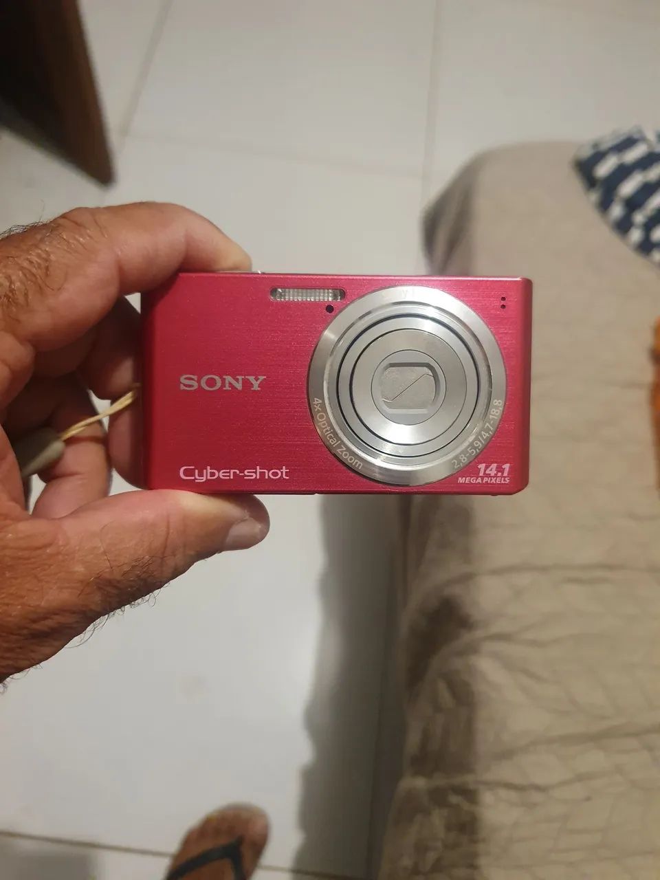 Câmera Sony 14.1 megapixel.