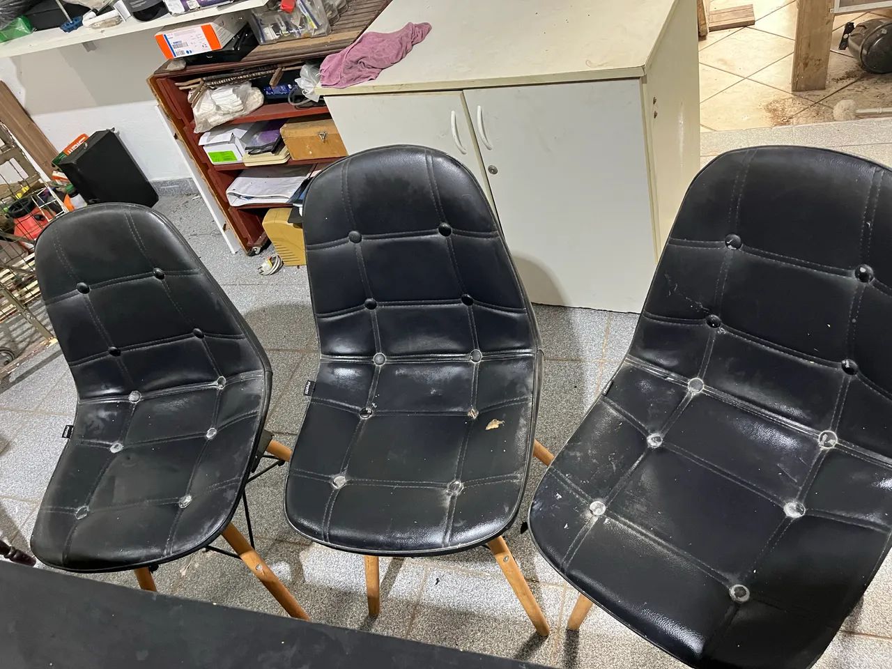 MESA DE ESCRITÓRIO 3 gavetas + Poltrona e 3 cadeiras - Foto 3