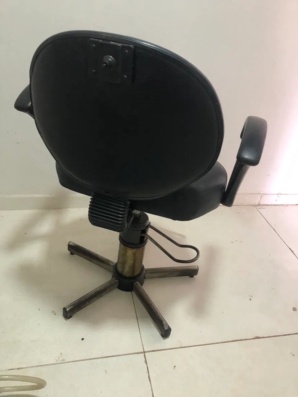 Vendo as duas cadeiras pra barbeiro  - Foto 2