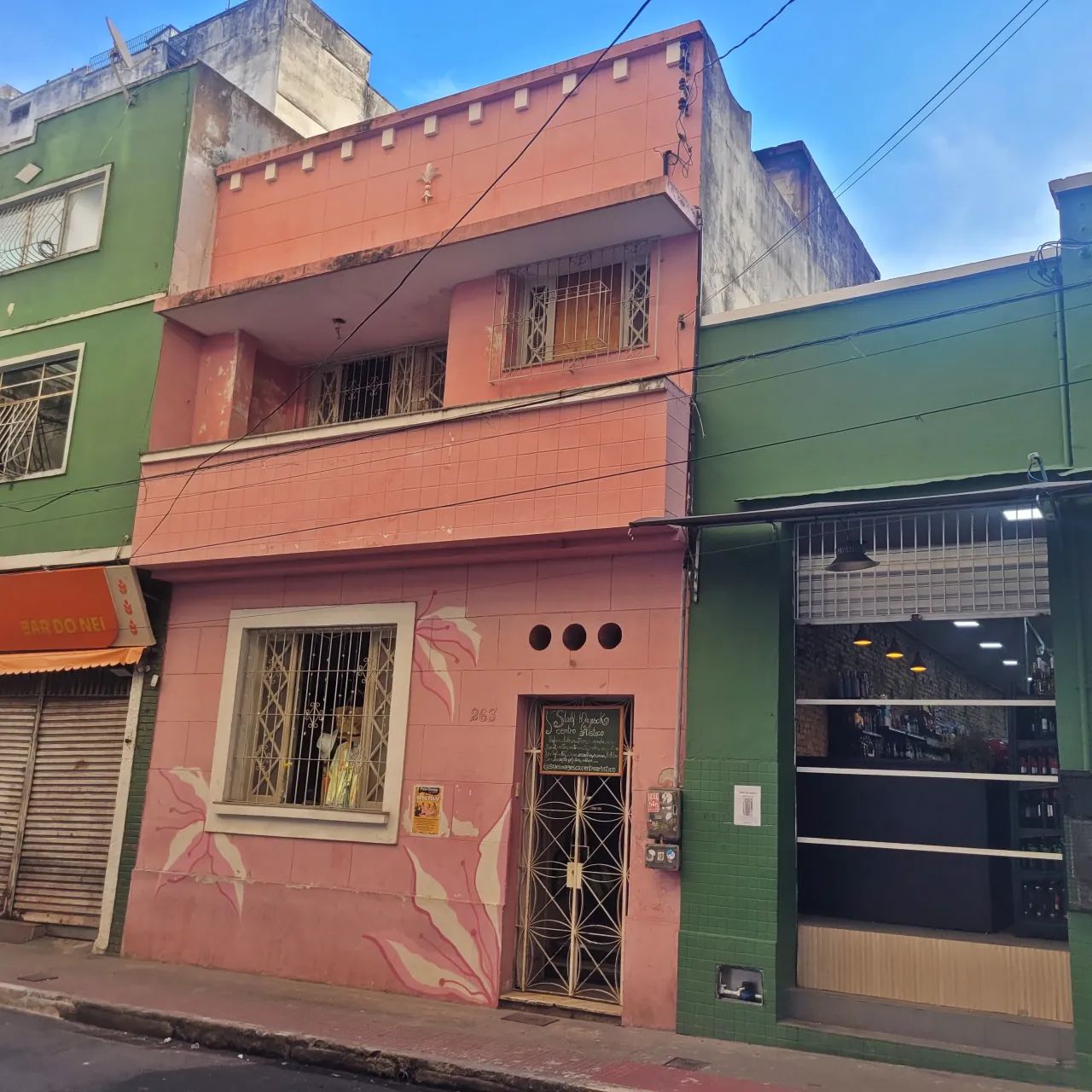 Casa Ampla de Dois Pavimentos na Rua 7  Moradia ou Negócio em Excelente Localização