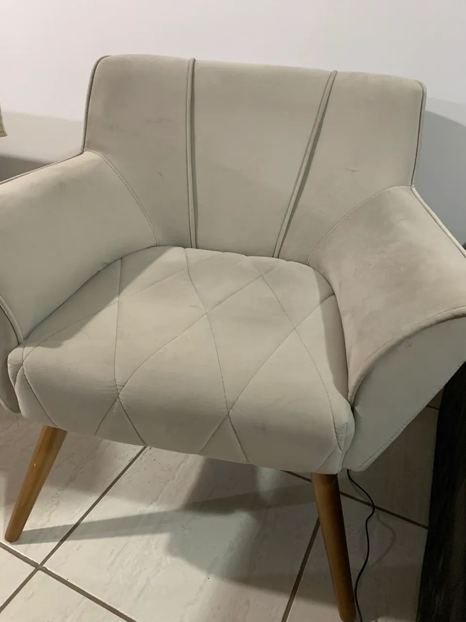 Poltrona de Sala com Pés de madeira maciça  - Foto 2