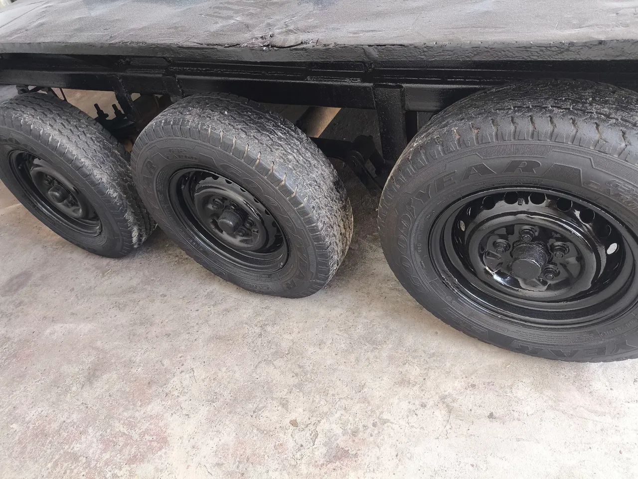 Carrocinha reforçada 03 eixos documentada  - Foto 3