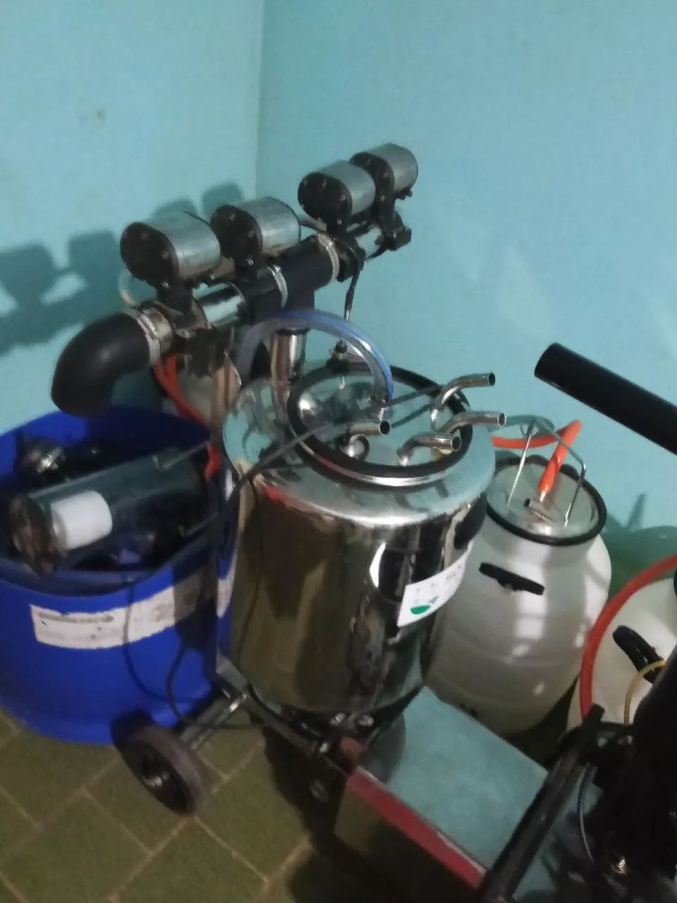 Ordenha e tanque de leite 