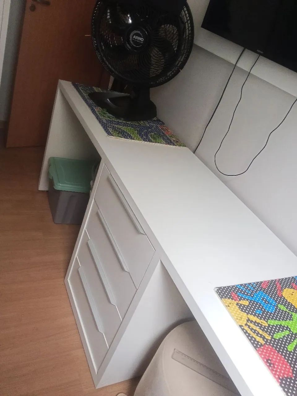 Escrivaninha branca com 4 gavetas  - Foto 4