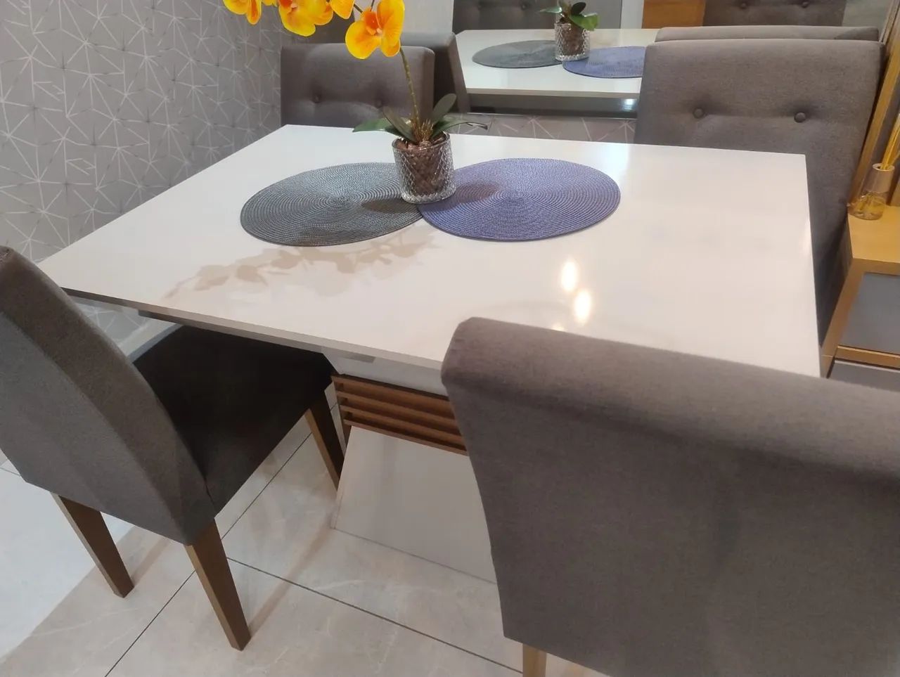 Mesa de jantar com 4 cadeiras. - Foto 3