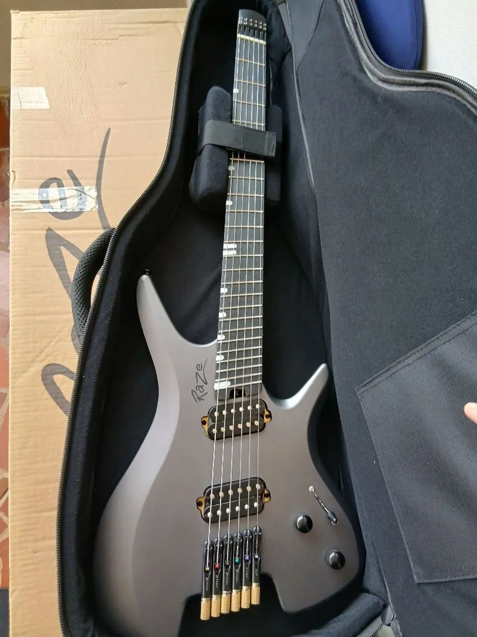 Guitarra Raze Michael headless 