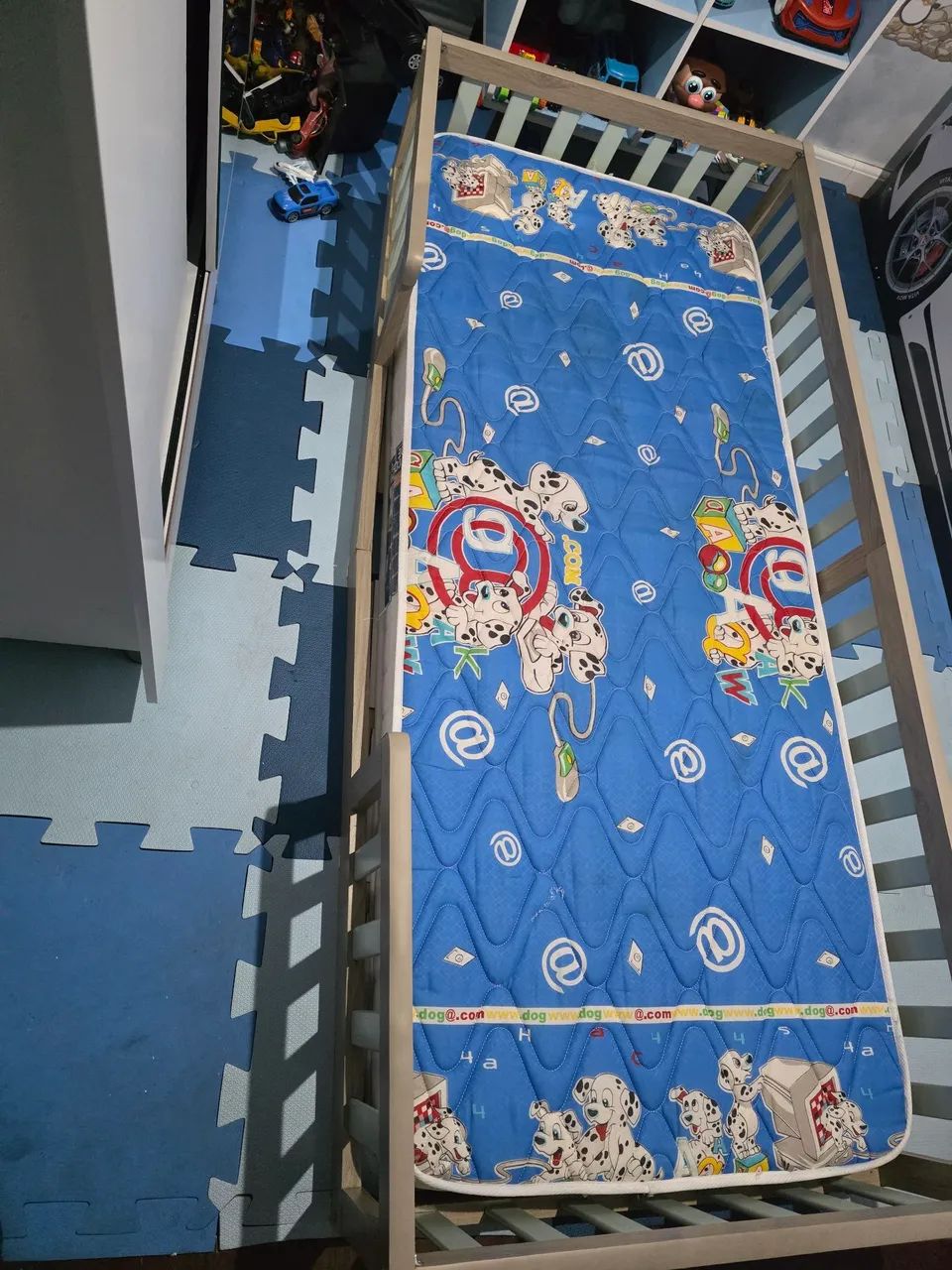 Cama montessoriana infantil com colchão.