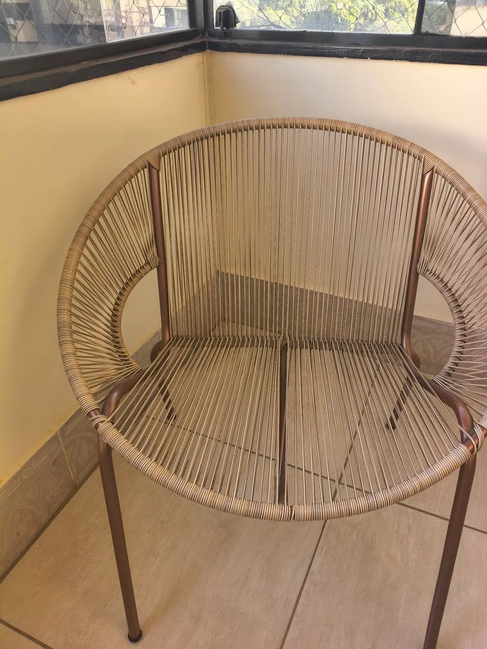 Vendo conjunto de duas cadeiras com uma mesa de centro  - Foto 3