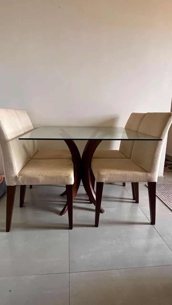 Vendo mesa com tampo de vidro com 4 cadeiras com estofado.