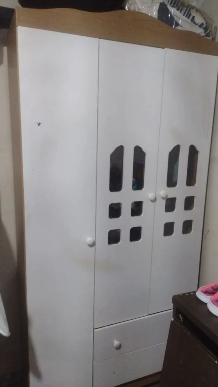 Vendo guarda roupa e berço 