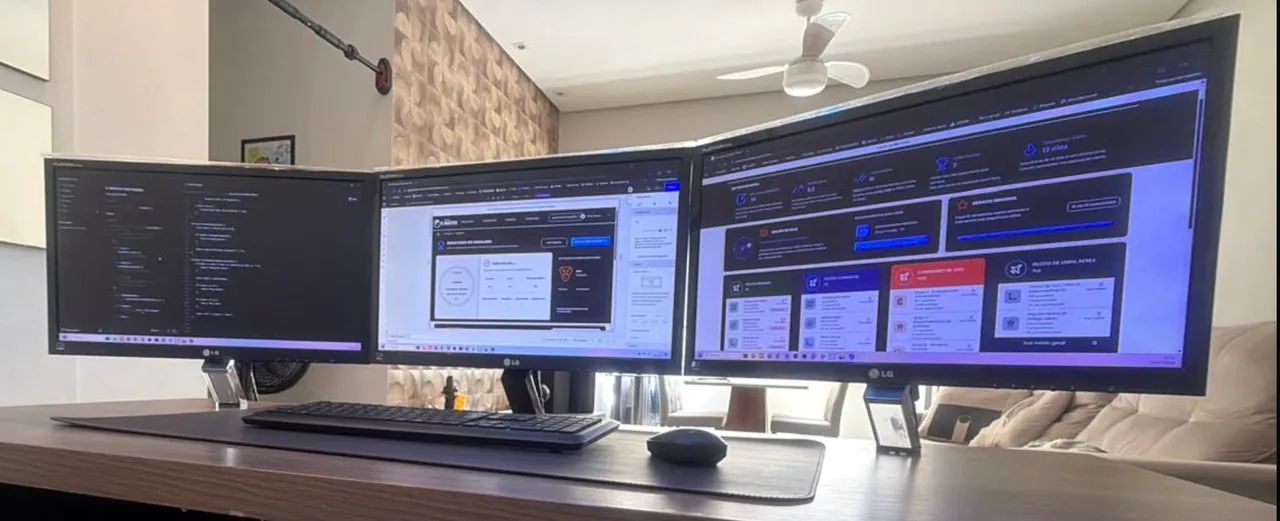 Kit com 3 Monitores LG Flatron E2260 - Ideal para Programação e Multitarefas - Foto 4