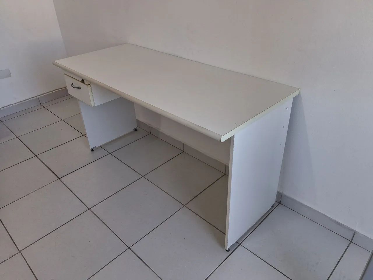Escrivaninha mdf branca com gaveta - Foto 3