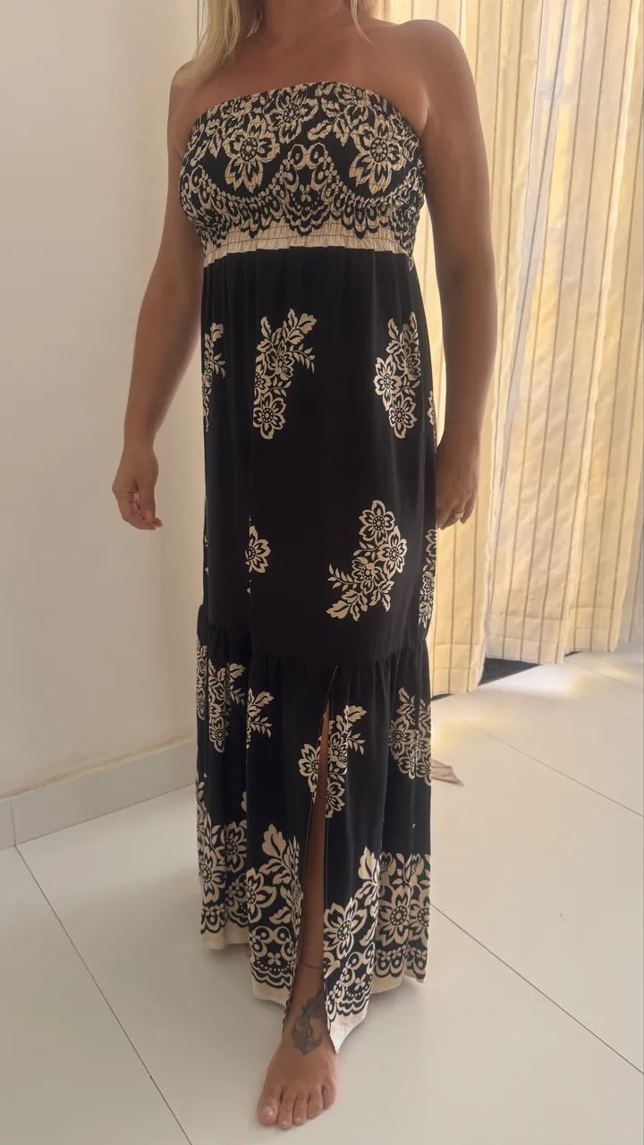 Vestido preto e branco com fenda na lateral 
