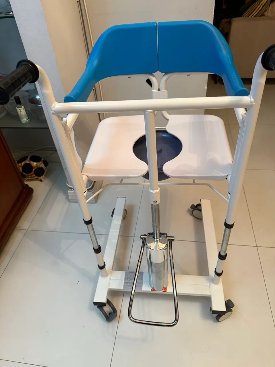 Vendo cadeira de rodas nunca usada! - Foto 3