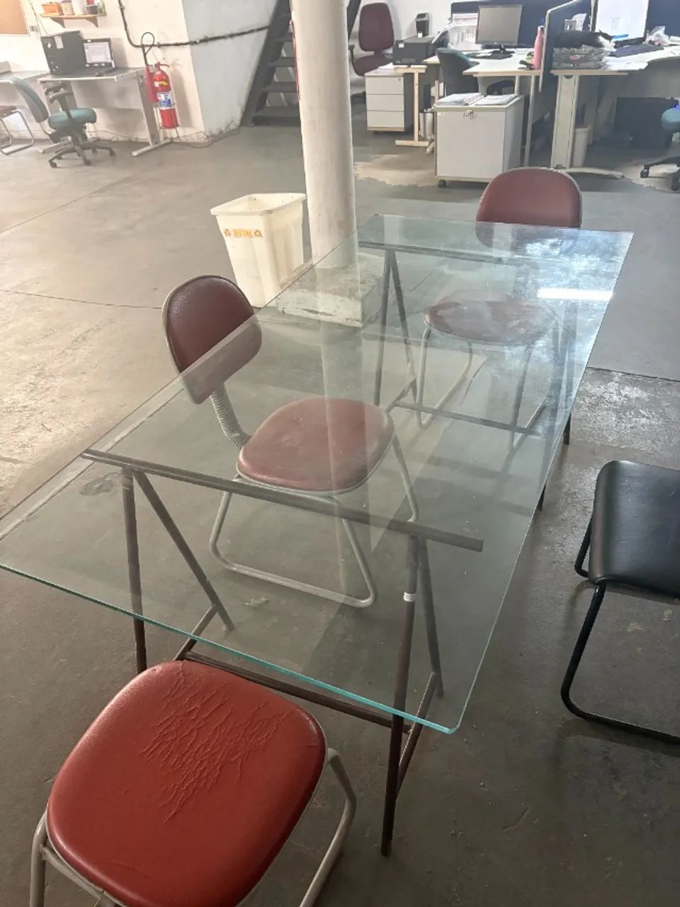 Mesa de Vidro com 2 Cavaletes - Estilo Industrial 