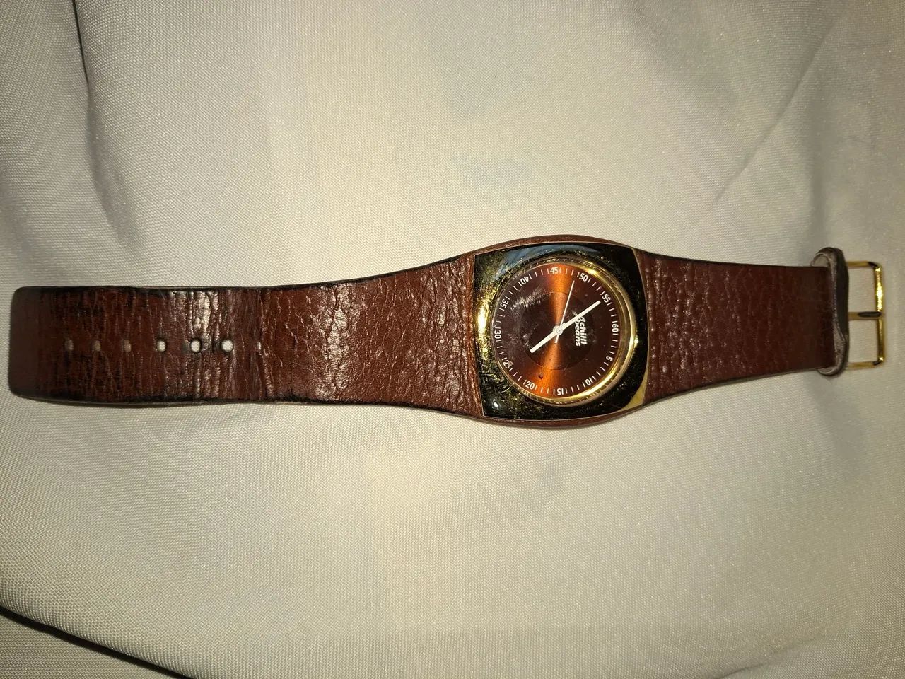 Relógio Chilli Beans, marcando a hora certa, com pulseira de couro. Contorno e fivela em   - Foto 2