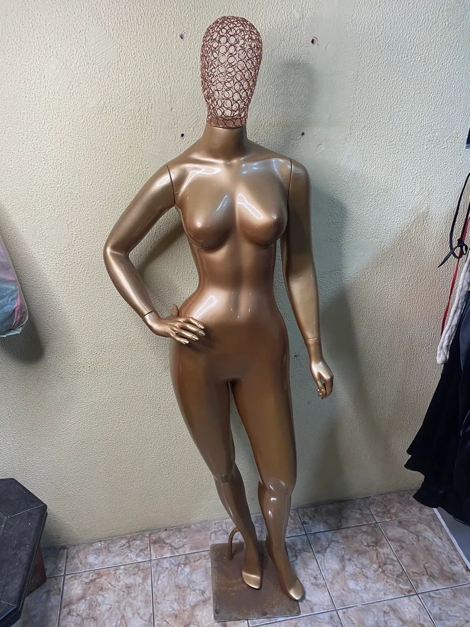 Manequim Feminino Bronze C/ Cabeça Aramada
