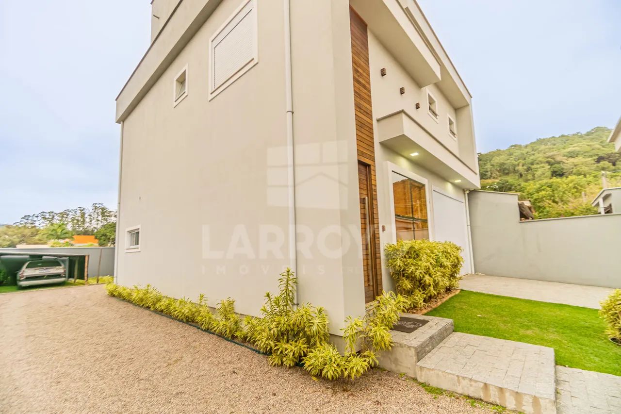 Casa à venda com área gourmet e amplo terreno - Foto 4
