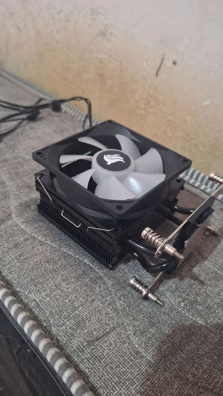 Este é um Air Cooler Pichau Sage C2 com ventoinha de 92mm. Com pasta termica