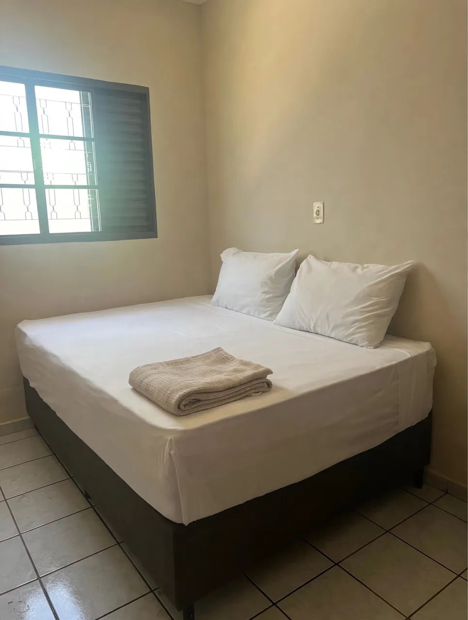 Cama Box Casal com Colchão Super Conservada 