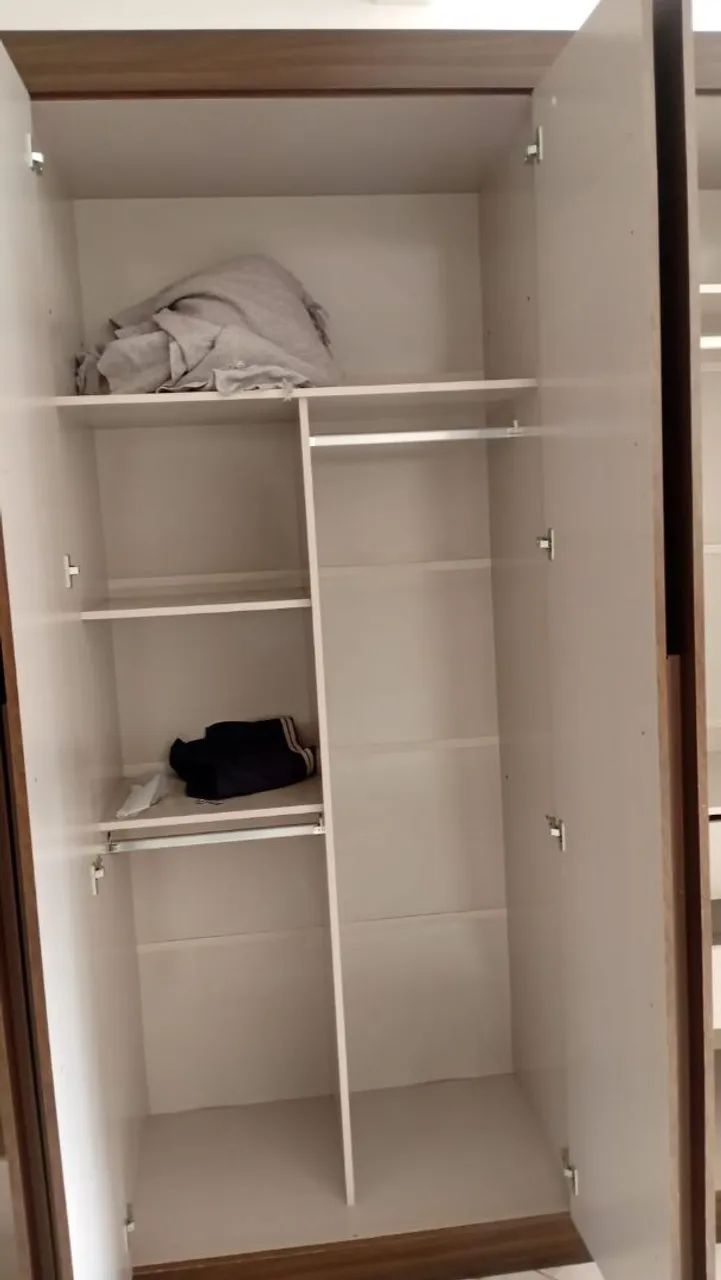 VENDO GUARDA ROUPA 6 PORTAS - Foto 2