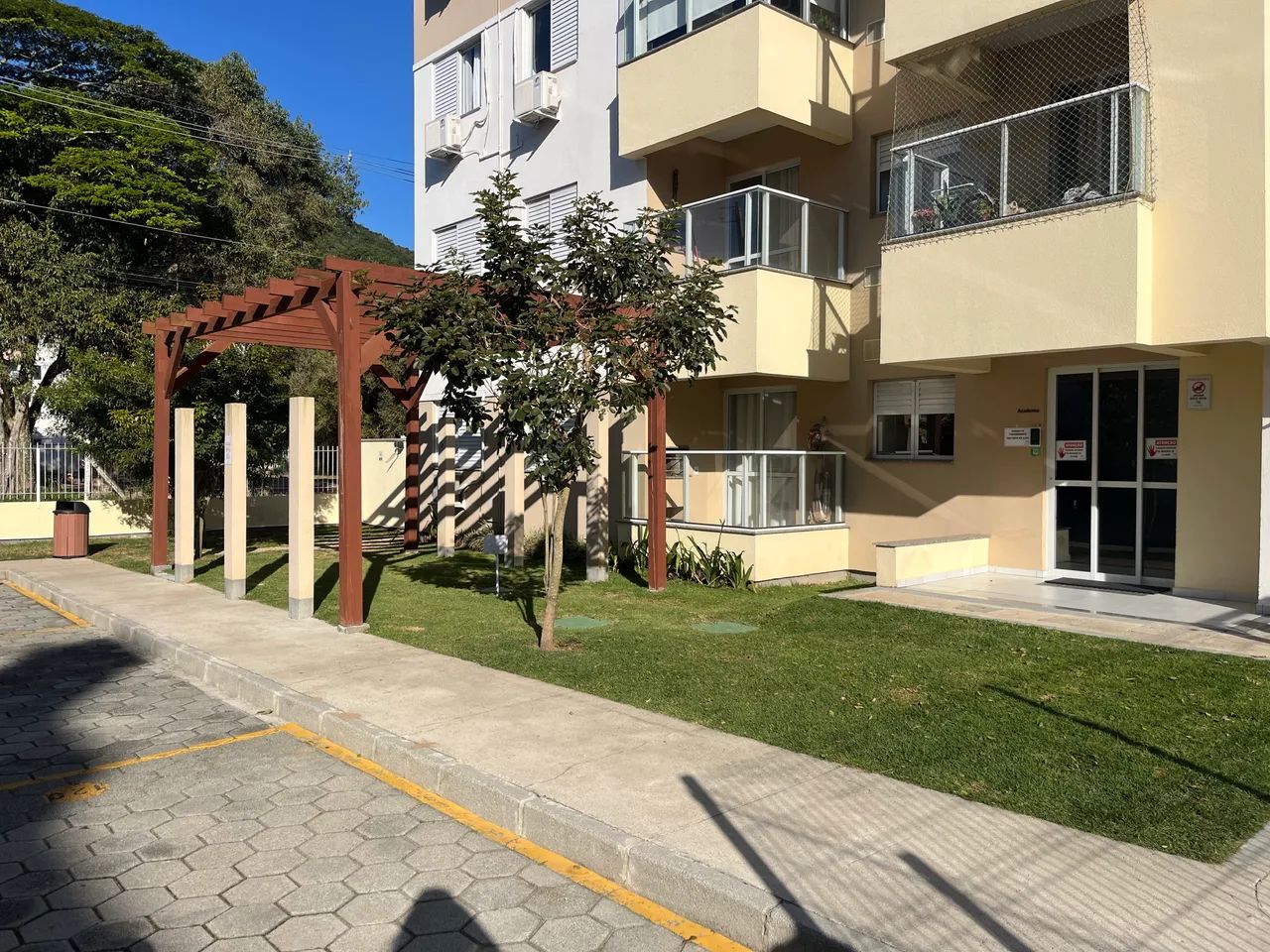 Garagem coberta e suíte na Vargem Grande 