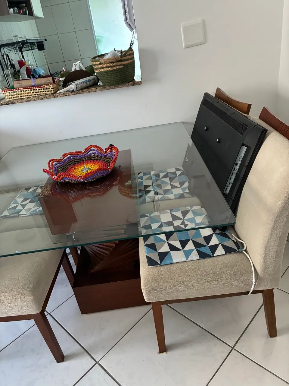Mesa de jantar com 1,10 X 1,10 e 4  cadeiras madeira e tecido.  - Foto 2