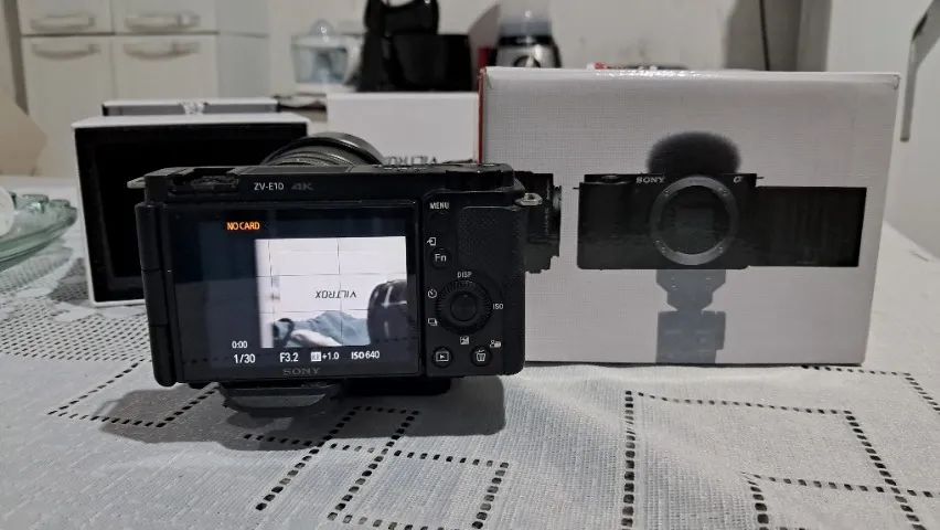 Câmera Sony Alpha ZV-E10 com a lente 23mm viltrox