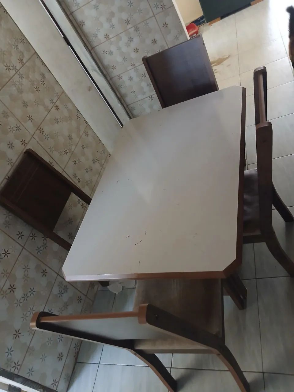 Mesa com 4 cadeiras 